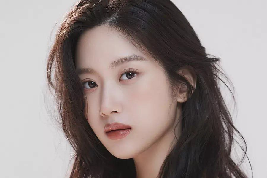 Actress Lee Yoo Young Announces Marriage and Pregnancy