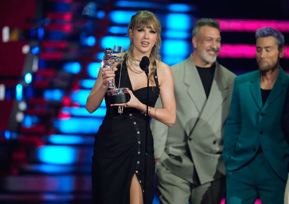 Taylor Swift Makes History at MTV Video Music Awards